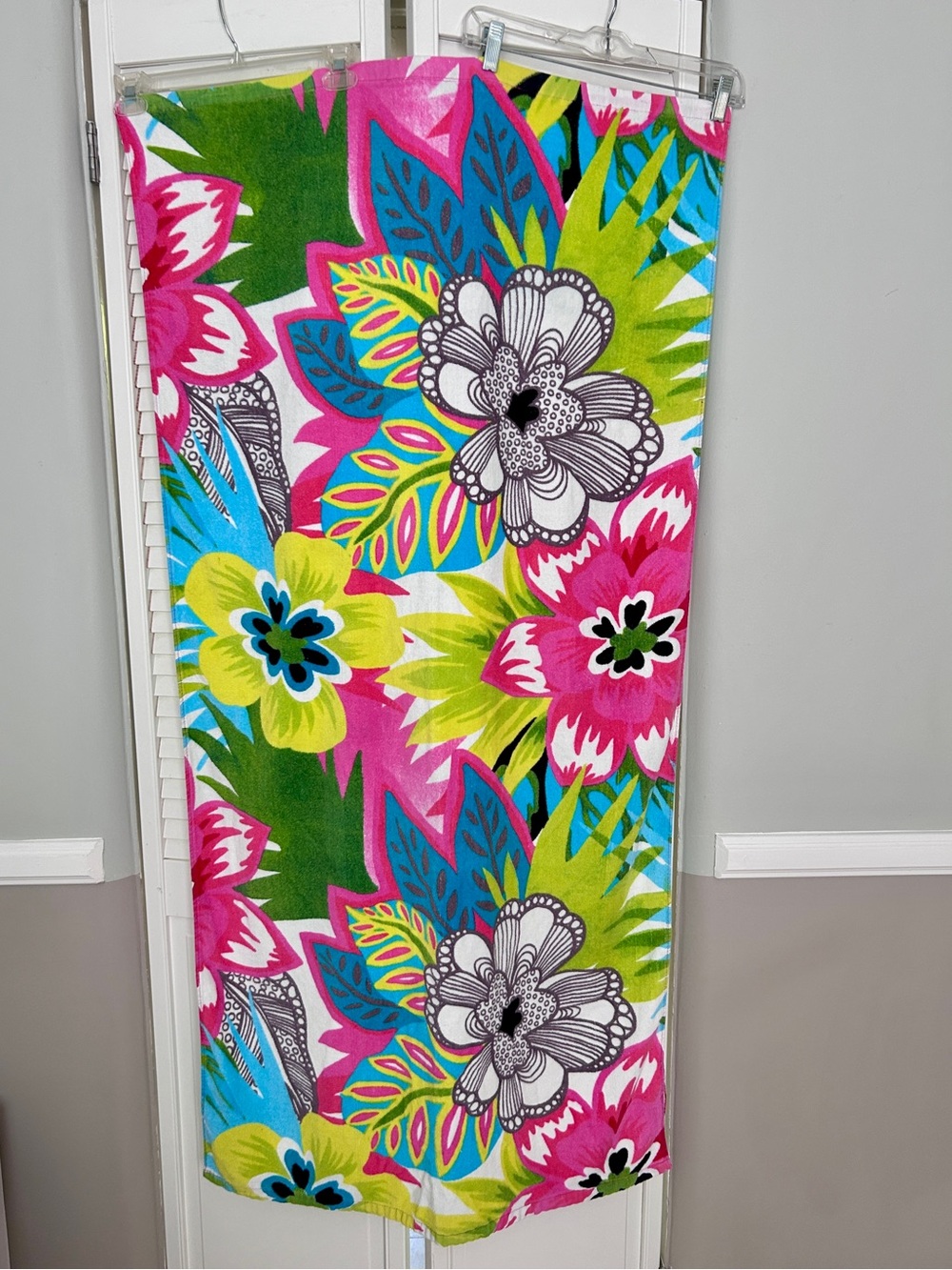 Vintage Beach Towel Bright Floral Bath Sheet  Pink Green Yellow Blue 30 X 60 EUC